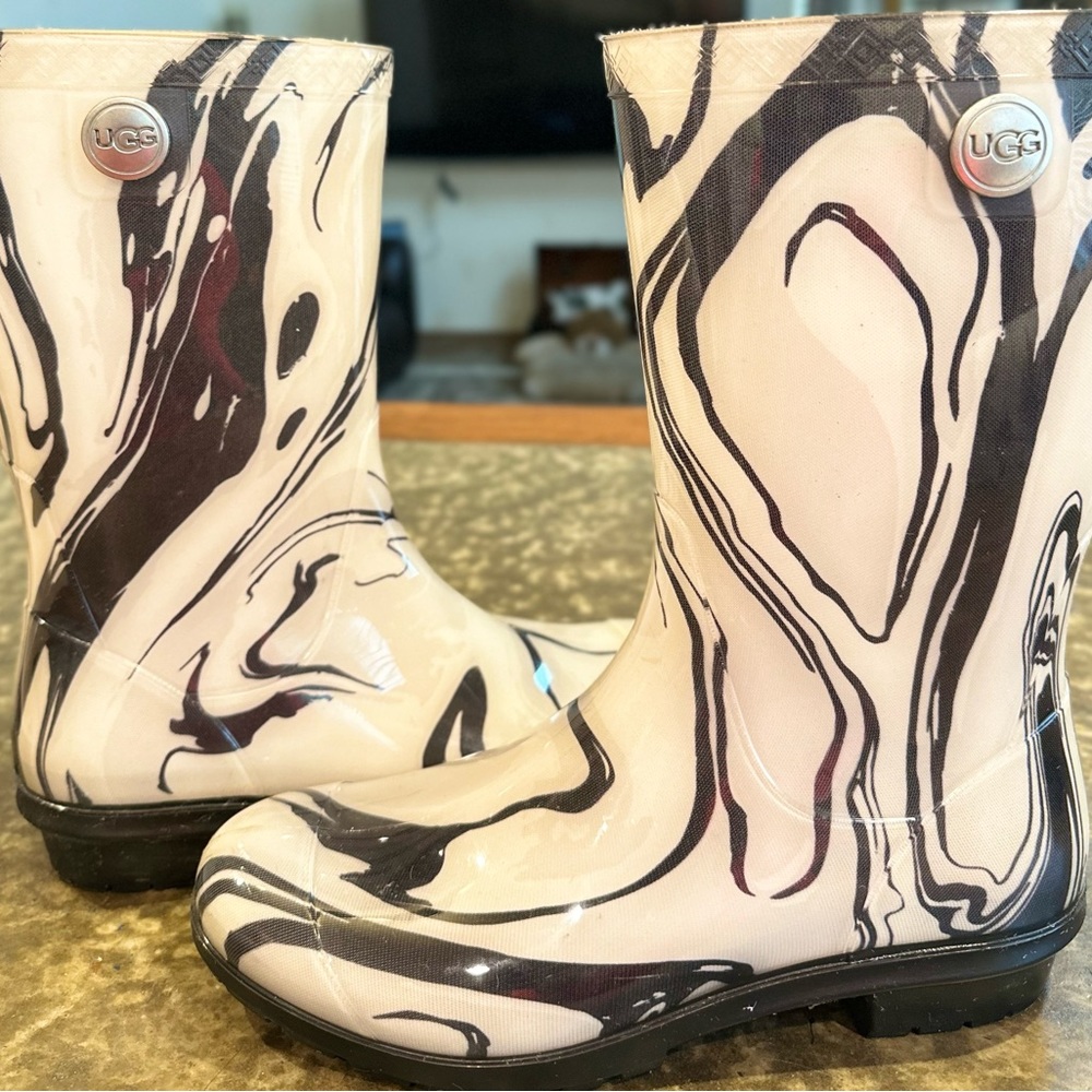 UGG Women's Sienna Mid Calf Rain Boots. NWOT. Size:6.